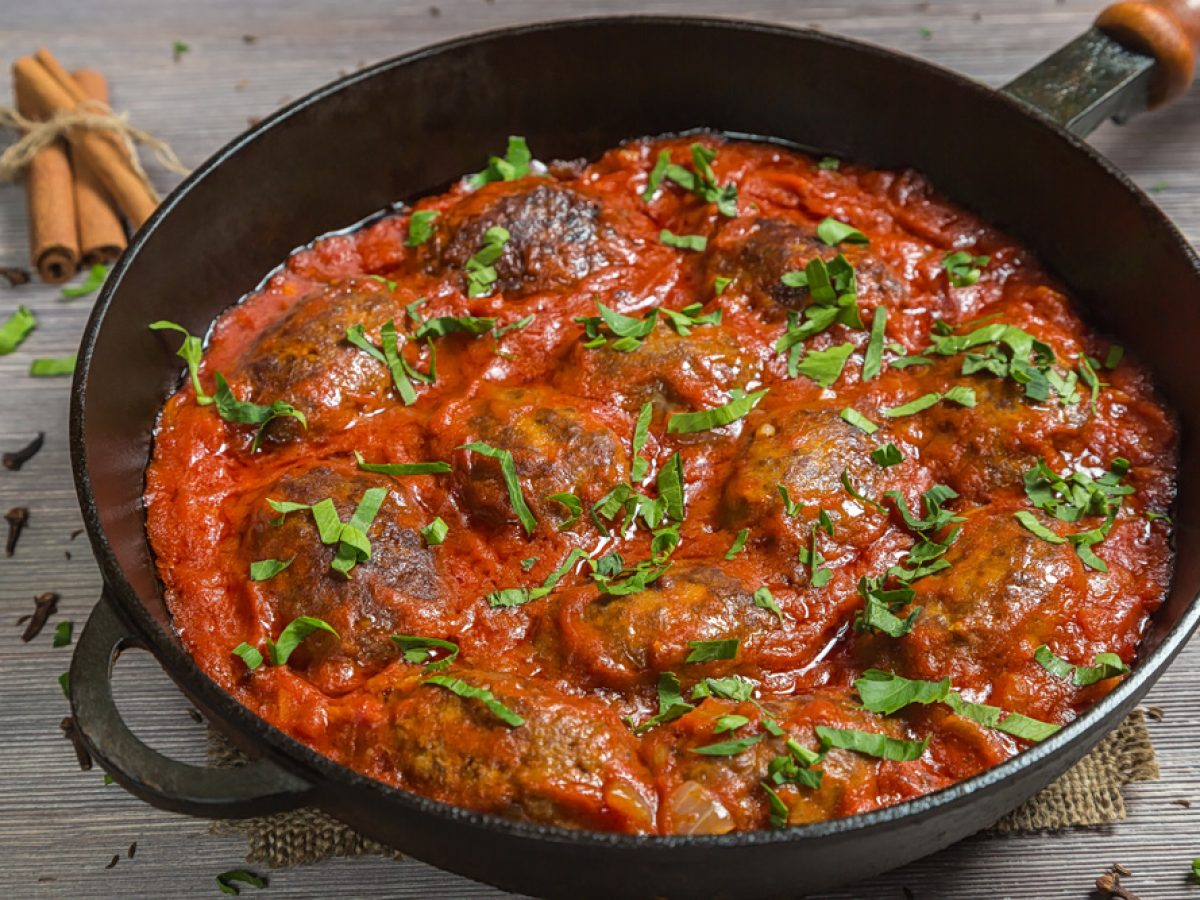 Αφράτα σουτζουκάκια με κόκκινη σάλτσα