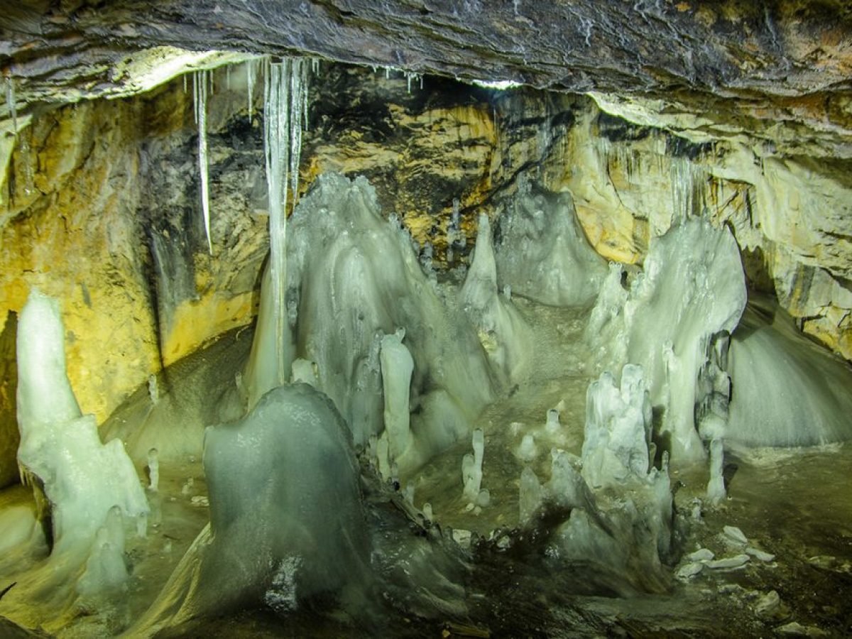 Αρχαίο υπερβακτήριο ξυπνά από τον πάγο μέσα σε σπήλαιο της Ρουμανίας και απειλεί με νέα πανδημία