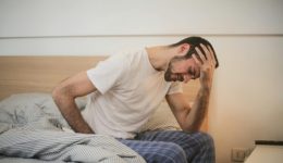 Hangover-i-afidatosi-den-ine