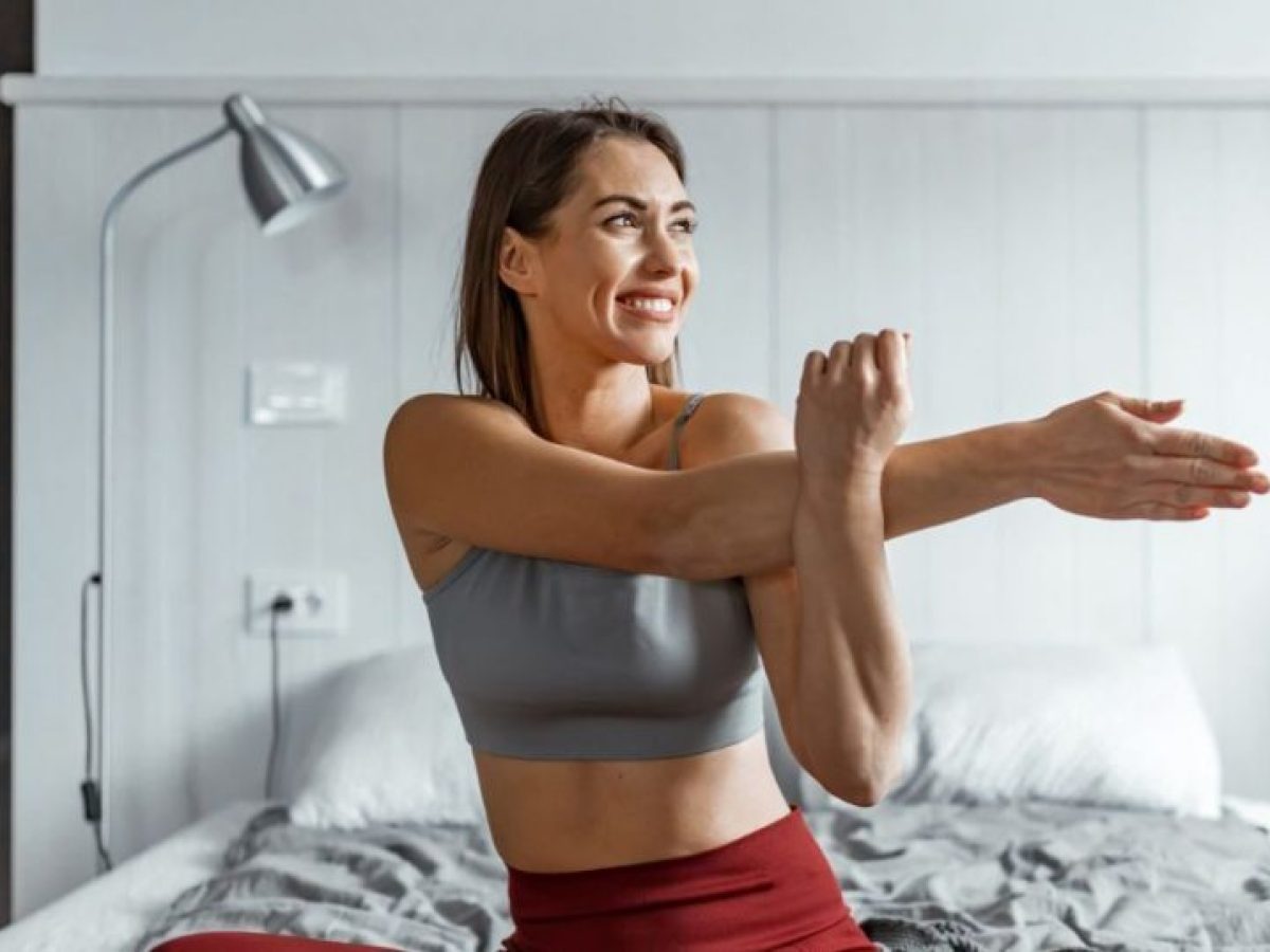 Δεν έχεις ενέργεια για γυμναστήριο; Αυτές οι 14 ασκήσεις γίνονται χωρίς καν να σηκωθείς από το κρεβάτι