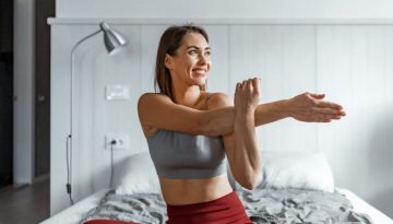 Δεν έχεις ενέργεια για γυμναστήριο; Αυτές οι 14 ασκήσεις γίνονται χωρίς καν να σηκωθείς από το κρεβάτι