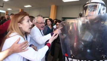 &Epsilon;&Epsilon;&Pi;&Epsilon; &gamma;&iota;&alpha; &tau;&alpha; &epsilon;&pi;&epsilon;&iota;&sigma;ό&delta;&iota;&alpha; &sigma;&tau;&omicron; &Nu;&omicron;&sigma;&omicron;&kappa;&omicron;&mu;&epsilon;ί&omicron; &Nu;ί&kappa;&alpha;&iota;&alpha;&sigmaf;: &laquo;&Omicron;&iota; &epsilon;&nu;&tau;ά&sigma;&epsilon;&iota;&sigmaf; &delta;&epsilon;&nu; &lambda;ύ&nu;&omicron;&upsilon;&nu; &tau;&omicron; &pi;&rho;ό&beta;&lambda;&eta;&mu;&alpha; &tau;&eta;&sigmaf; έ&lambda;&lambda;&epsilon;&iota;&psi;&eta;&sigmaf; &pi;&alpha;&theta;&omicron;&lambda;ό&gamma;&omega;&nu;&raquo;
