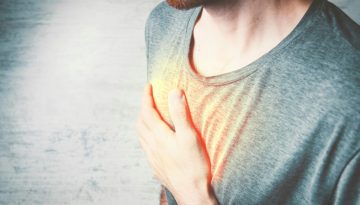 «Φτερουγίσματα στην καρδιά»: Οι πιθανές αιτίες – Πότε πρέπει να ζητήσετε ιατρική βοήθεια