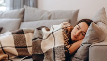 Γιατί δεν πρέπει να σας παίρνει ο ύπνος στον καναπέ