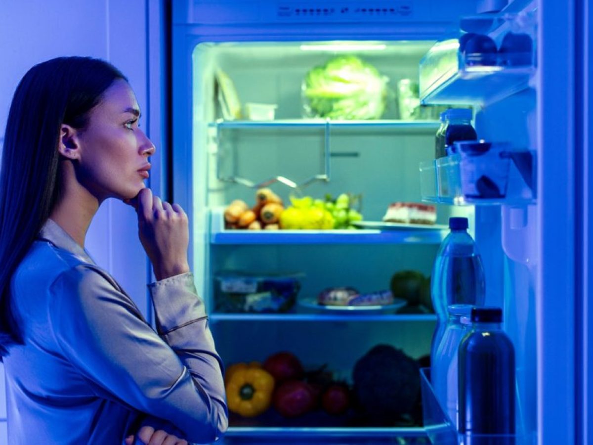 Υψηλή χοληστερίνη: Γιατί δεν πρέπει να τρώτε αργά το βράδυ και 5 ιδέες για σνακ αν δεν μπορείτε να αντισταθείτε