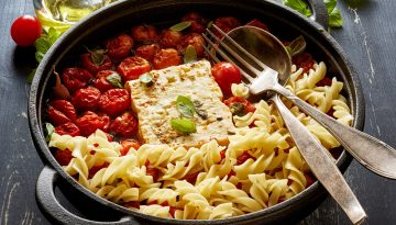 Μακαρόνια με ψητή φέτα και ντοματίνια