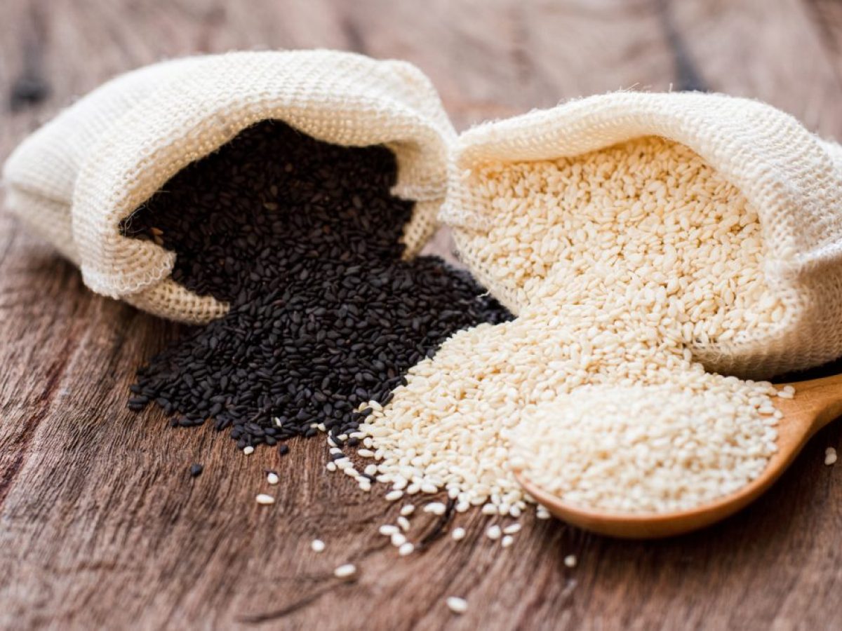 Μαύρο σουσάμι: Έχει περισσότερα οφέλη από το λευκό; Μια ειδικός εξηγεί