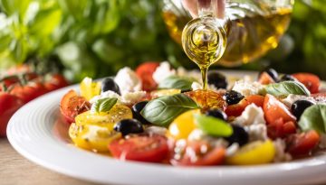 Μεσογειακή διατροφή – Νέα δεδομένα για το πώς συνδέεται με μηχανισμούς που προστατεύουν τα κύτταρα από τη φθορά