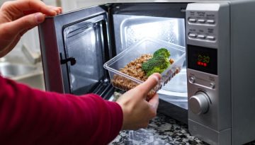 Ογκολόγοι προειδοποιούν: Σταματήστε να ζεσταίνετε τρόφιμα σε πλαστικό στον φούρνο μικροκυμάτων