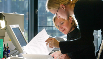 Όσο περισσότερο δουλεύει μια γυναίκα τόσο αυξάνει ο κίνδυνος κατάθλιψης