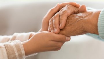 Πώς είναι να φροντίζεις ηλικιωμένους γονείς που δεν σε φρόντισαν όσο ήσουν παιδί