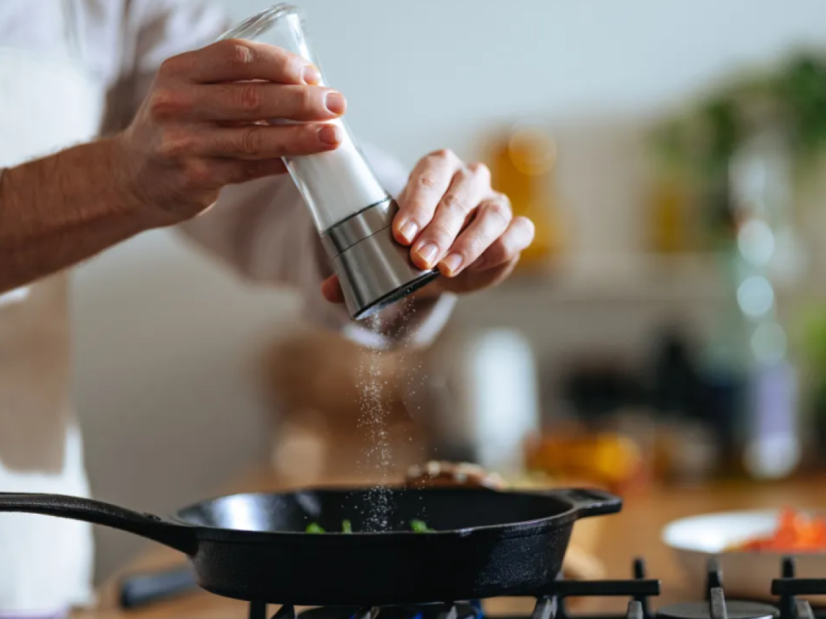 Πώς να μαγειρεύεις με λιγότερο αλάτι χωρίς να θυσιάζεις τη γεύση