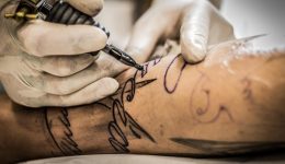 pos-ta-tatouaz-epireazoun-to