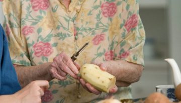 Το μαγείρεμα σπιτικού γεύματος μειώνει τον κίνδυνο άνοιας στους ηλικιωμένους