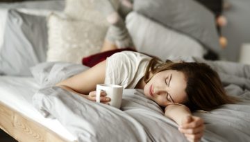 Το μυστικό του «coffee nap» (nappuccino): Γιατί ο καφές πριν τον μεσημεριανό ύπνο «ξυπνάει» τον εγκέφαλο