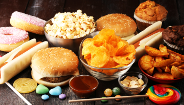 Το πρόχειρο φαγητό αυξάνει τον κίνδυνο κατάθλιψης, ενώ η μεσογειακή διατροφή τον μειώνει