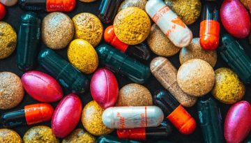 Βιταμίνες D και Β12: Σε ποιους χορηγείται, πότε και πώς – Επικίνδυνη η ανεξέλεγκτη λήψη τους