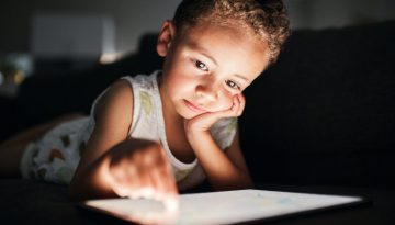 Βρετανία: Όχι οθόνες σε παιδιά κάτω των 2 ετών – Χρήση με περιορισμούς μέχρι τα 5 – Οι νέες επίσημες συστάσεις
