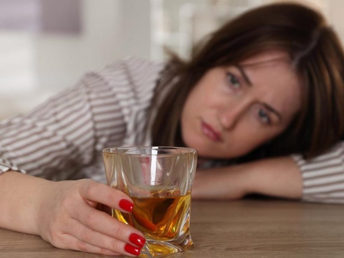 Μπορεί το αλκοόλ να επιδεινώσει τον πόνο στην πλάτη;