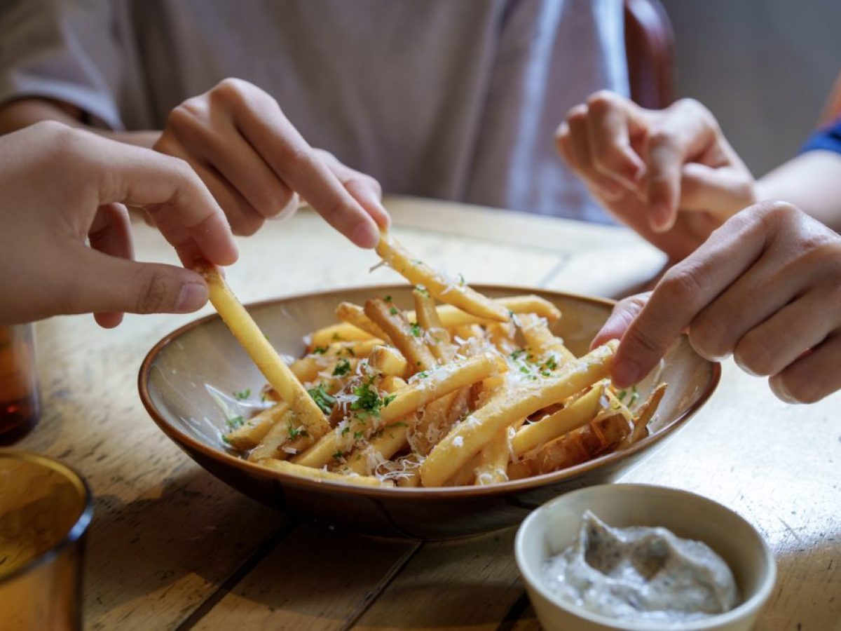 Οι τηγανητές πατάτες από το ξένο πιάτο όντως είναι πιο νόστιμες, δείχνει νέα μελέτη