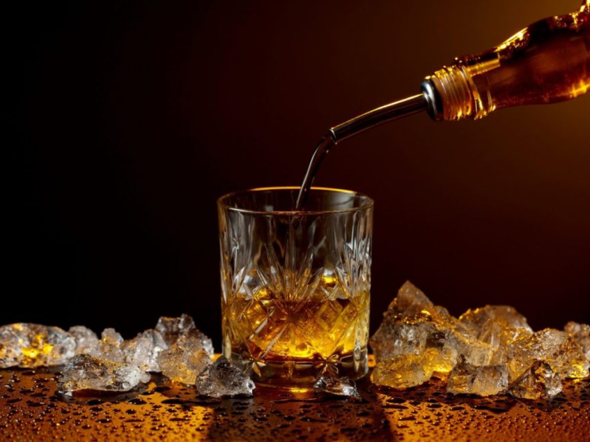 Είναι τα διαυγή ποτά όντως πιο υγιεινά από τα σκούρα; Τι λένε οι ειδικοί