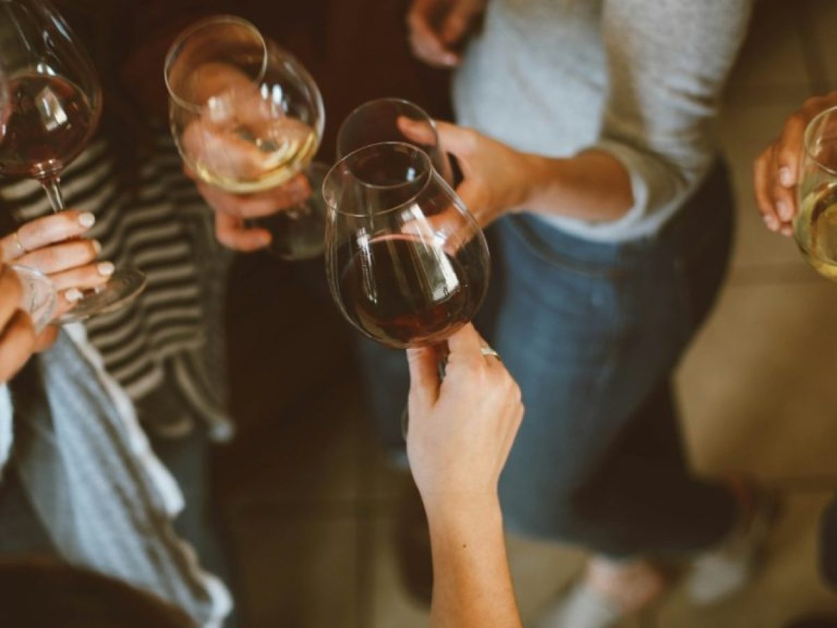 Υπερβολική κατανάλωση αλκοόλ: Πώς συνδέεται με αυξημένα περιστατικά επιθετικού καρκίνου στους νέους