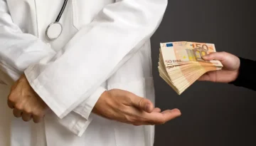 Ηράκλειο: αθώος πρωτόδικα, ένοχος στο Εφετείο χειρουργός για «φακελάκι»