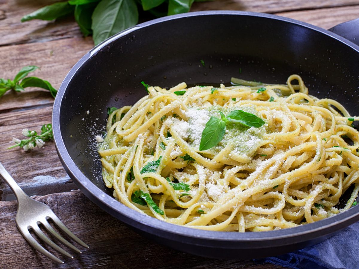 Λιγκουίνι με βασιλικό και παρμεζάνα