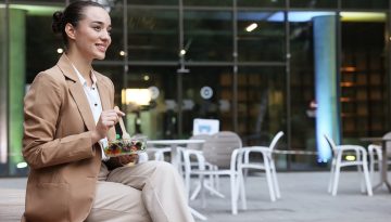 Ώρα για μεσημεριανό: Ποια θεωρείται η ιδανική για περισσότερη ενέργεια και καλύτερη διάθεση;