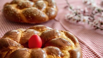Πασχαλινό τσουρέκι με μαστίχα
