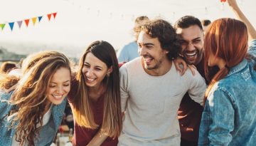 Πως αλλάζουν οι φιλίες στα 20, 30, 40 και μετά και πως μπορούμε να προσαρμοστούμε