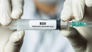 Τι είναι ο RSV, πώς μεταδίδεται και ποιοι κινδυνεύουν περισσότερο να αρρωστήσουν βαριά
