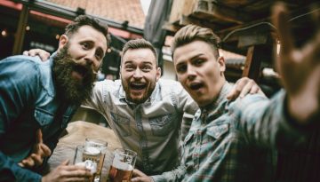 Τι είναι το «Love U Bro» και γιατί οι άντρες της γενιάς Ζ δεν λένε στους φίλους «σ’ αγαπώ»