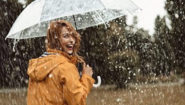 Το τετραπλό όφελος τού να βγαίνεις έξω όταν βρέχει