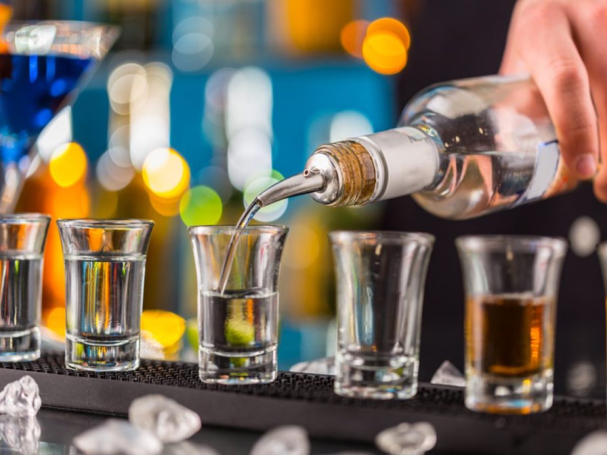 Αλκοόλ το Σαββατόβραδο: Η υπερκατανάλωση κρύβει κινδύνους για το συκώτι