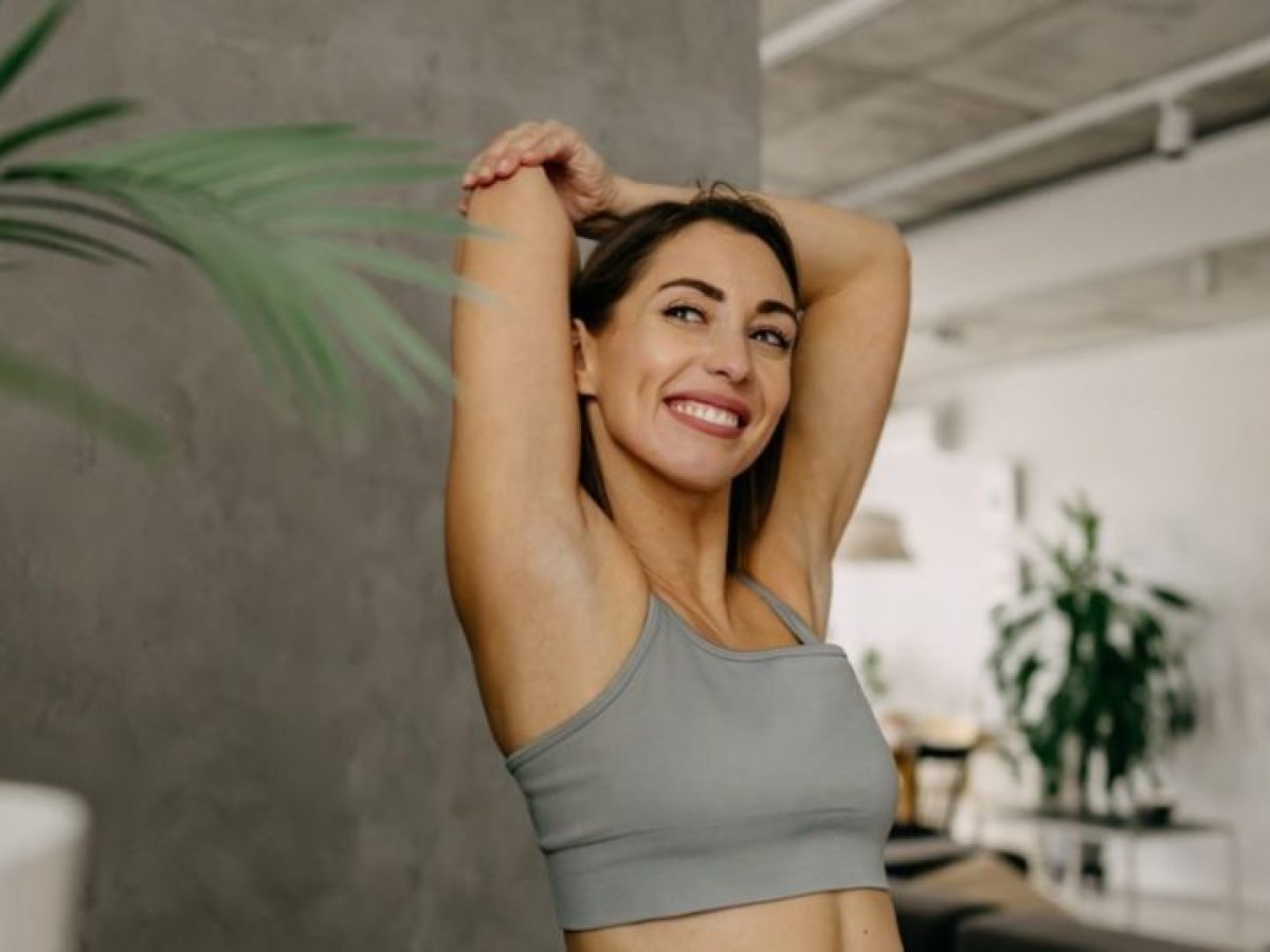 7 ασκήσεις stretching για να ανακουφίσεις την πιασμένη πλάτη