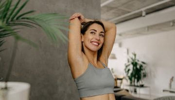 7 ασκήσεις stretching για να ανακουφίσεις την πιασμένη πλάτη