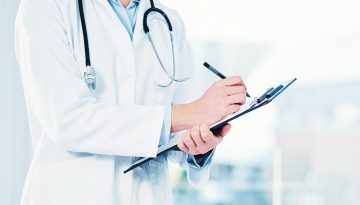 SOS στο χαρτί: Η απλή συνήθεια που «προδίδει» τη γνωστική έκπτωση