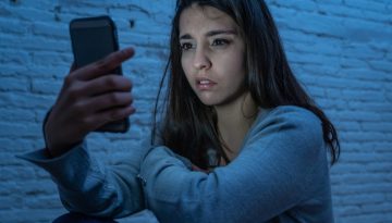 Stalking: Το επικίνδυνο μοτίβο παρενόχλησης που μπορεί να οδηγήσει σε κλιμάκωση βίας