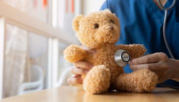«Teddy Bear Hospital»: Το αρκουδάκι γίνεται ασθενής για να φύγει ο φόβος των παιδιών για τον γιατρό