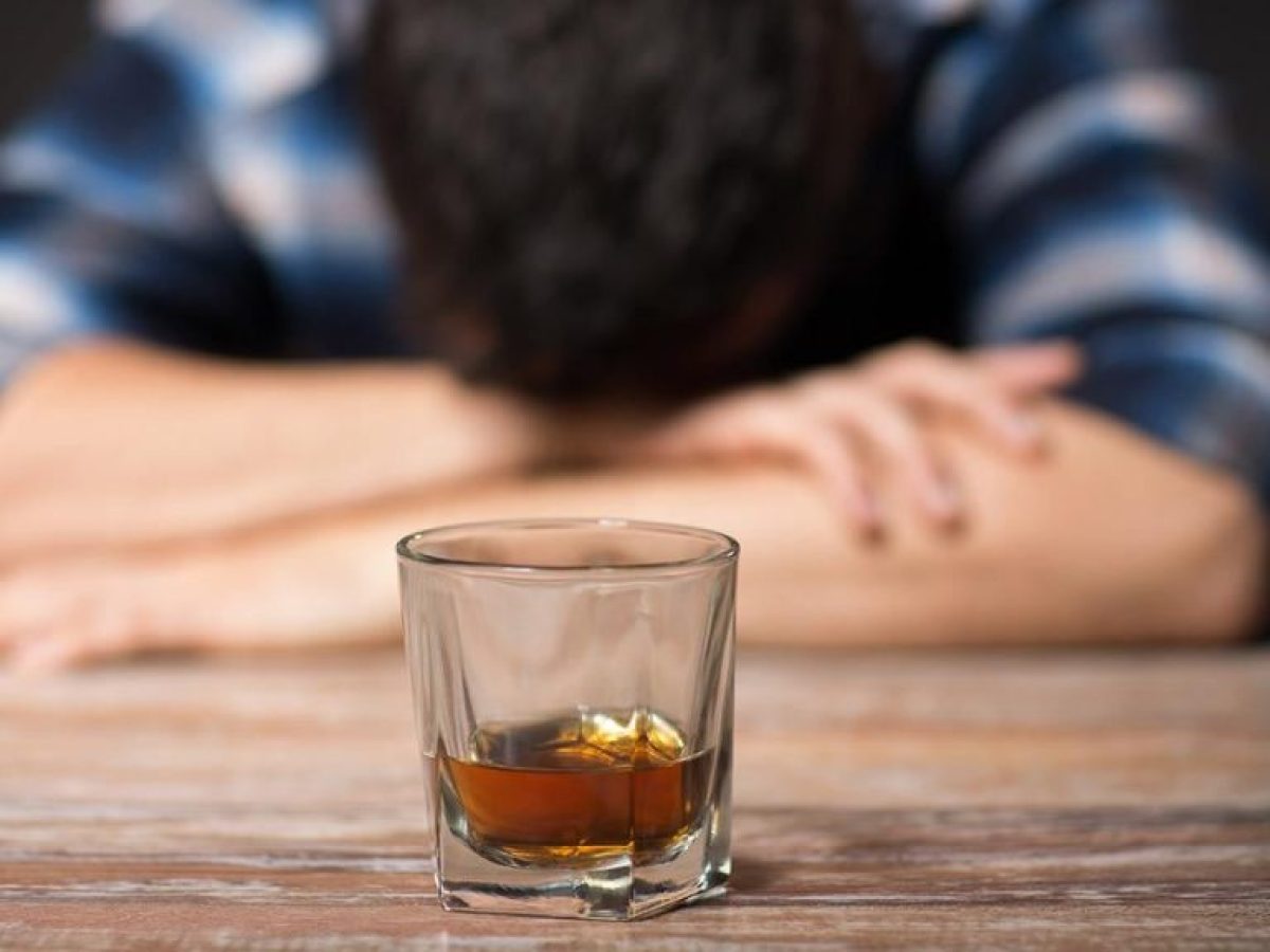 Η σχέση με το αλκοόλ αλλάζει: Από την κοινωνική τελετουργία στη μοναχική κατανάλωση
