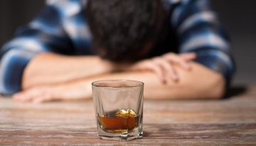Η σχέση με το αλκοόλ αλλάζει: Από την κοινωνική τελετουργία στη μοναχική κατανάλωση