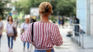 Είχε φαγούρα στο αυτί και μετά παράλυσε η μισή πλευρά του προσώπου της – Ποιο το σπάνιο σύνδρομο νεαρής Βρετανίδας