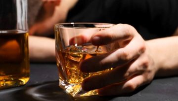 Υπάρχει μια απλή στρατηγική για τη μείωση της κατανάλωσης αλκοόλ και σύμφωνα με έρευνα λειτουργεί