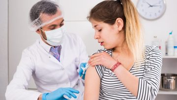 Καρκίνος που προλαμβάνεται με ένα εμβόλιο: γιατί η Ελλάδα κινδυνεύει να χάσει το στοίχημα του 2030