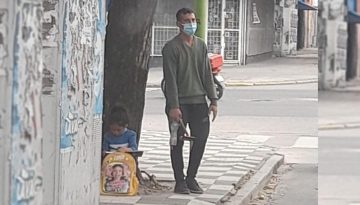 Καθάριζε τζάμια στο φανάρι έχοντας δίπλα του την κόpη του και μια φωτογραφία  του άλλαξε τη ζωή