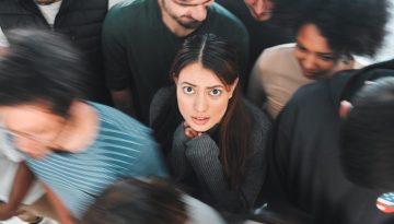 Κοινωνικό άγχος: Είστε νευρικοί όταν είστε με κόσμο; Πως να το αντιμετωπίσετε