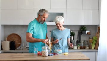 Μετά τα 50 η πρωτεΐνη γίνεται πιο σημαντική από ποτέ: Γιατί και πόση χρειάζεστε πραγματικά