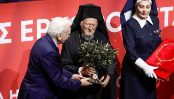 Ο Ελληνικός Ερυθρός Σταυρός βράβευσε τον Οικουμενικό Πατριάρχη Βαρθολομαίο για το ανθρωπιστικό του έργο