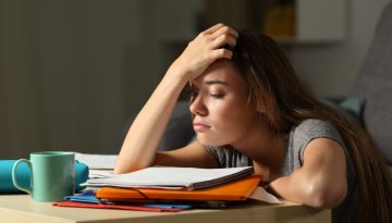 Όταν το άγχος μεγαλώνει μαζί με το παιδί: Πώς εκδηλώνεται σε κάθε ηλικία – Τι να κάνουν οι γονείς